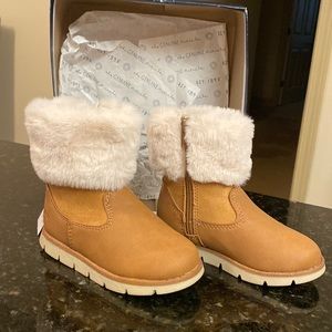 OshKosh B’gosh Toddler Boots tan Duchess style, size 8. Fake fur cuffs
